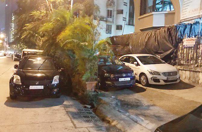 The outside of Nair hospital is messy with cars encroaching on the footpath