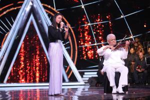 Indian Idol 10's Neelanjana Ray sings while Pyarelal ji plays violin 