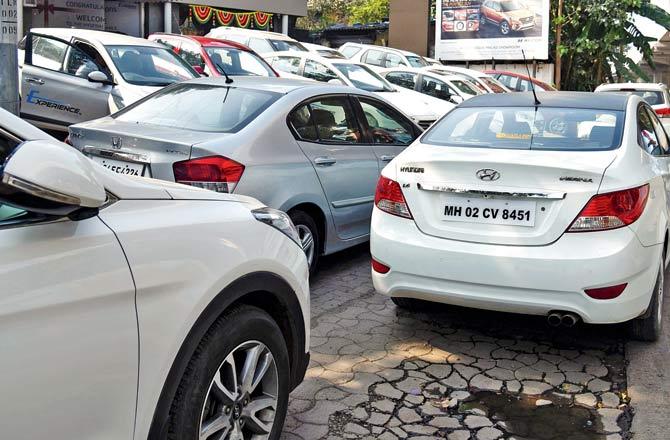 Cars on the footpath outside Modi Hyundai showroom near Chincholi Bunder signal. Pic/Nimesh Dave