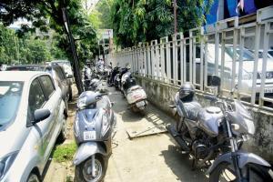 mid-day campaign: Footpaths openly enroached on in Thane, Navi Mumbai