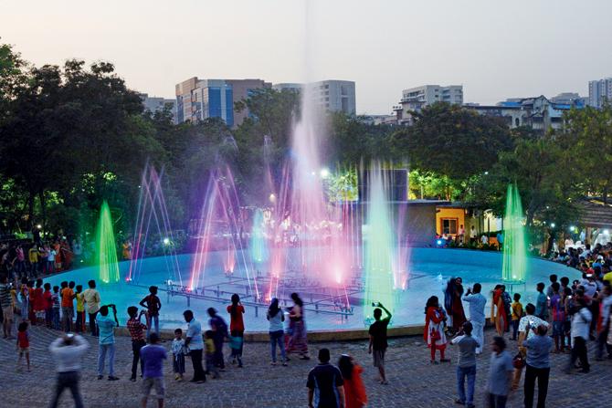The light and sound show at the fountain was a crowd-puller at the Shilpgram. Pics/Satej Shinde