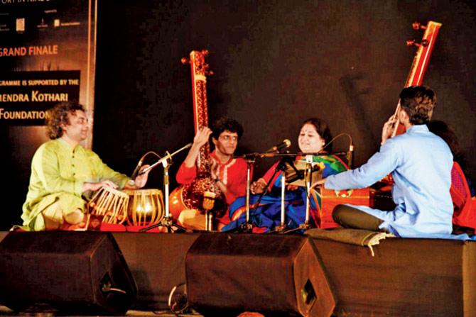 Aneesh Pradhan (left) and Shubha Mudgal in performance