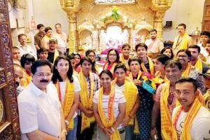 India's women cricketers and Prithvi Shaw take Bappa's blessings