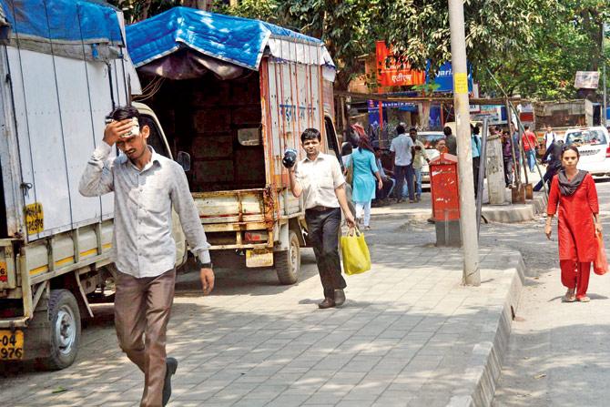People have to find space between parked autos, cars and tempos while using the footpath. Pic/Sayyed Sameer Abedi