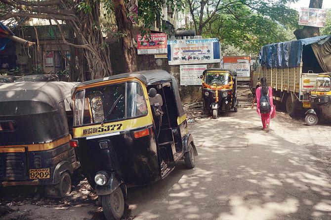 People have to find space between parked autos, cars and tempos while using the footpath. Pic/Sayyed Sameer Abedi