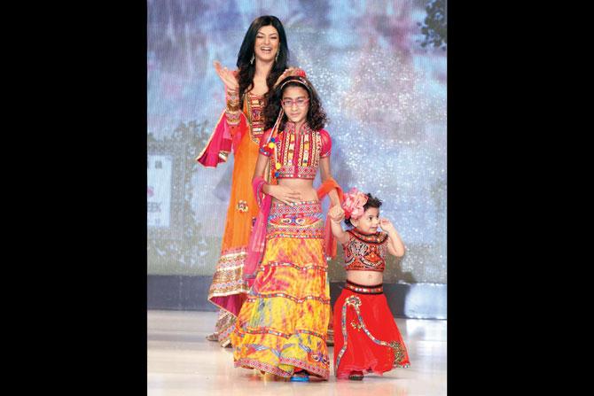 Sushmita Sen with her daughters, Renee (centre) and Alisah