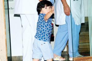 Taimur Ali Khan waving goodbye to shutterbugs is beyond adorable!