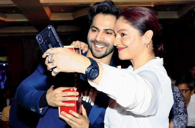 Pooja Bhatt clicks a selfie with Varun Dhawan. Pic/Satej Shinde