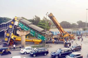 Watch video: Vashi foot-over-bridge collapses while being dismantled