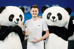 Bernard Tomic wins first ATP title in three years