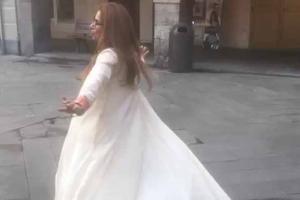 Watch Akshay Kumar's mother-in-law Dimple Kapadia dance in Italy