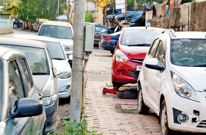 Cars from a garage parked on the footpath. Pics/Datta Kumbhar