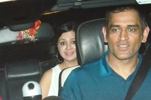 MS Dhoni spotted with wife Sakshi Dhoni in Bandra