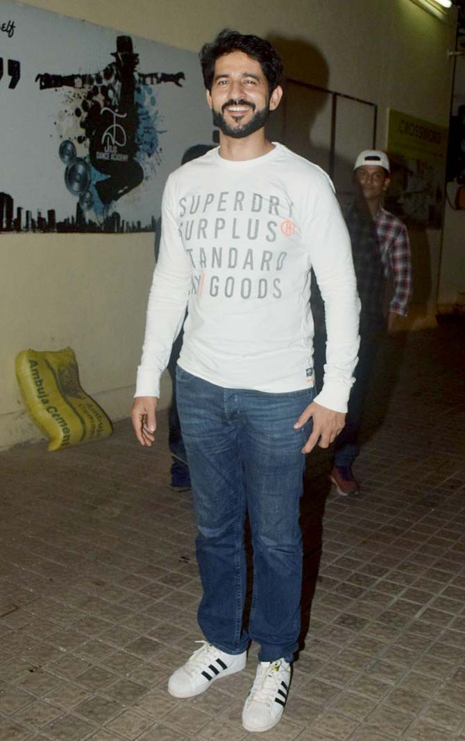 Hiten Tejwani all smiles as he posed for photographers at the special screening of Sui Dhaaga