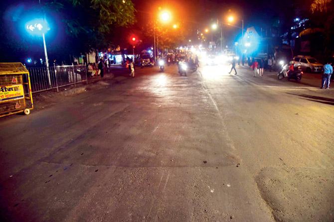 Antop Hill cops said they had witnessed bad accidents caused by a pothole near GTB Nagar’s Koliwada bridge, so they decided to do something about it. Pic/Atul Kamble
