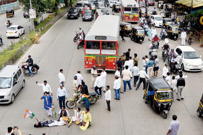 Congress workers held a rasta roko in Borivli on the Western Express Highway. Pic/Nimesh Dave