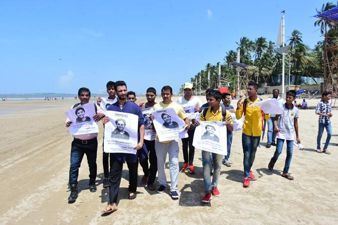 Sharman Joshi promoting his film Kaashi In Search Of Ganga at Versova (Pic/Yogen Shah)