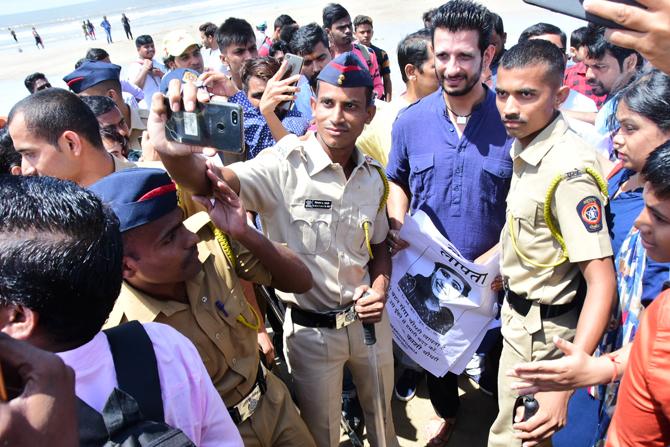 Sharman Joshi promoting his film Kaashi In Search Of Ganga at Versova (Pic/Yogen Shah)