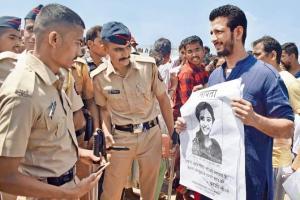 See Photos: Sharman Joshi roams around Mumbai with missing posters