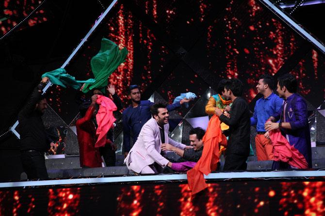 Maniesh Paul performs on Kurta Faad song