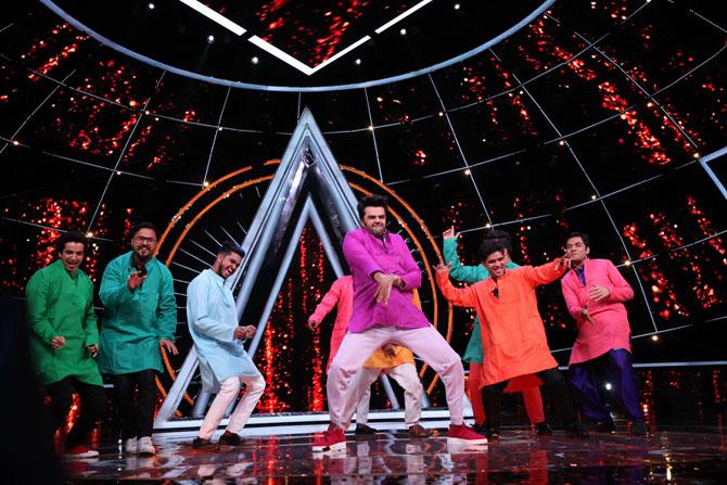 Maniesh Paul performs on Kurta Faad song