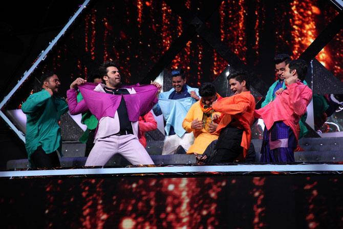 Maniesh Paul performs on Kurta Faad song