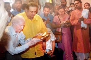 Kapoors perform emotional Ganesh aarti for final time at R.K Studios