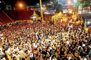 SC lifts ban that prevented women from entering Sabarimala temple