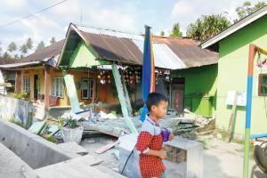 Powerful earthquakes rocks Sulawesi island, destroys homes