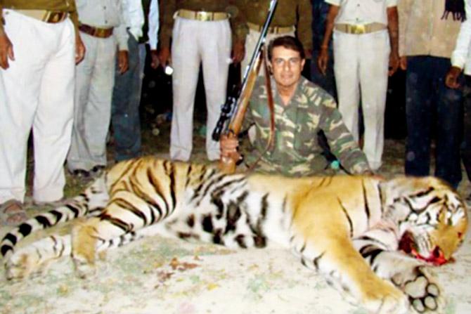 Shafat Ali Khan posing with a tiger he shot in Faizabad, Uttar Pradesh in 2009