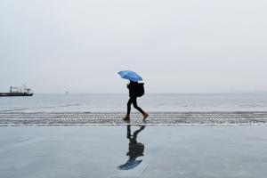 6 monsoon dressing tips that every working woman should know about