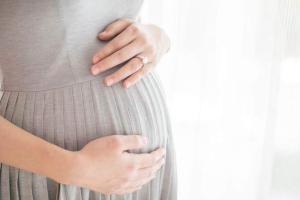 Mathura: Policeman carries pregnant woman to hospital