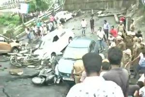 Bridge in Kolkata collapses and crushes vehicles, casualties feared
