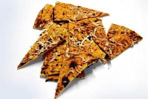 Mumbai Food: Is it a pizza or a stuffed khakra?