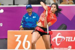 PV Sindhu enters pre-quarters, Saina Nehwal endures narrow loss