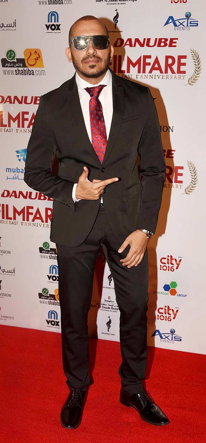 Former Bigg Boss contestant Ali Quli Mirza was also spotted on the red carpet in a suave brown suit. 