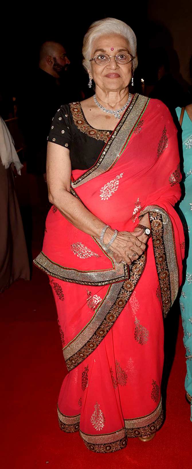 Veteran actress Asha Parekh also attended the event in Oman. The actress looked beautiful as ever in a pretty pink sari.
