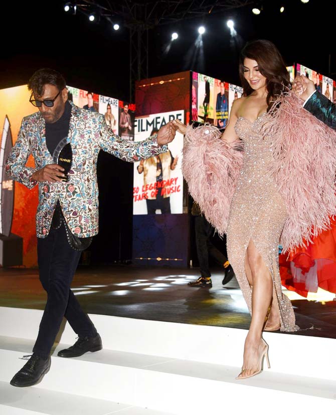 The ever-gracious Jackie Shroff helped Jacqueline make her way down the stairs at the event. Jackie Shroff looked dapper in a printed jacket, a black high-neck t-shirt and black trousers. Jackie won the Most Stylish film personality award at the gala.