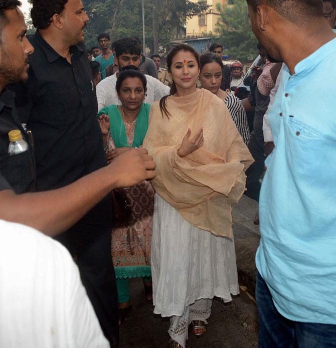 Congress candidate Urmila Matondkar along with Shivanand Shetty met Congress party workers and auto rickshaw drivers at Shivanand Shetty's office in Gorai, Borivli. Bollywood actress-turned-politician Urmila Matondkar said that she does not have any specific agenda for the upcoming Lok Sabha elections and that honesty is her only agenda. All pics/Satej Shinde