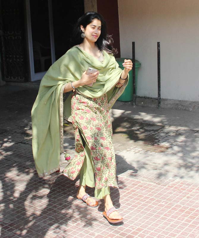 Janhvi Kapoor, who is often spotted wearing shorts for her workout sessions, was asked by her cousin, Sonam Kapoor, to stop repeating her shorts. On a chat show, Feet Up With The Stars by Anaita Shroff Adjania, Janhvi Kapoor reveals that her fashionista sister Sonam Kapoor once told her, 