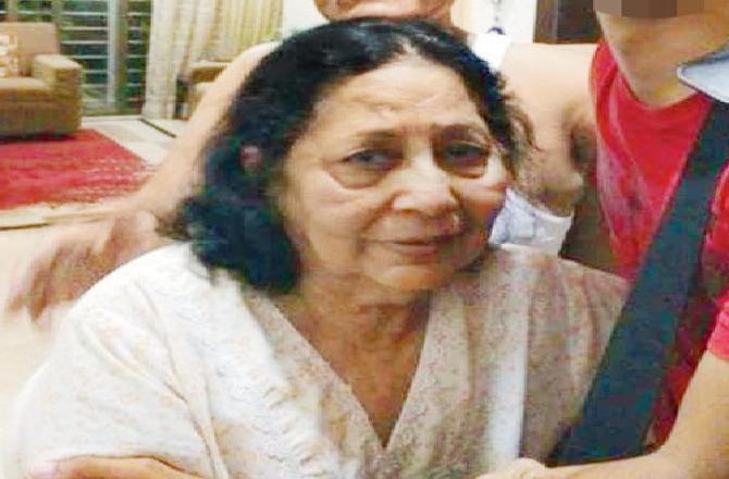 Boyfriend's previous 'successful' murder gave maid idea to kill employers:
On June 22, 2018, the Khar police arrested Parvati Khakha and her boyfriend Singhasan Mukut Ekka who allegedly murdered Nanak Gopaldas Makhijani (84), and his wife Daya (82), in the wee hours of June 21 at their residence in Khar. The duo were arrested the same evening from Geetanjali Express in Nagpur while on their way to Odisha with the booty of Rs 10 lakh worth jewellery and Rs 9,000 cash.
In pic: 82-year-old Daya was murdered along with her husband by the maid and her boyfriend.