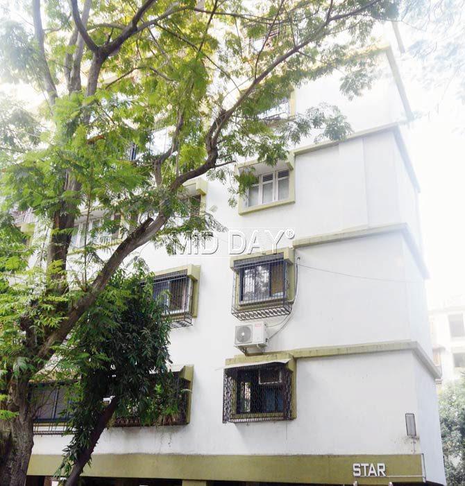 Con lawyers, maid caught trying to usurp Rs 4 crore house:
On December 21, 2016, Geeta Surve (43) who worked as a maid at those flats belonging to Mohan Narayan (42), a diabetic and a bachelor, who lived with his aged parents tried to unsurp two flats worth crores through forgery. She approached the HC and filed a testamentary suit (with the will) and her claim to establish her right over the property. The alert judge felt something amiss and directed the Mumbai police commissioner to probe the matter, which brought out the truth. A case was registered at Dadar police station and the four accused were arrested