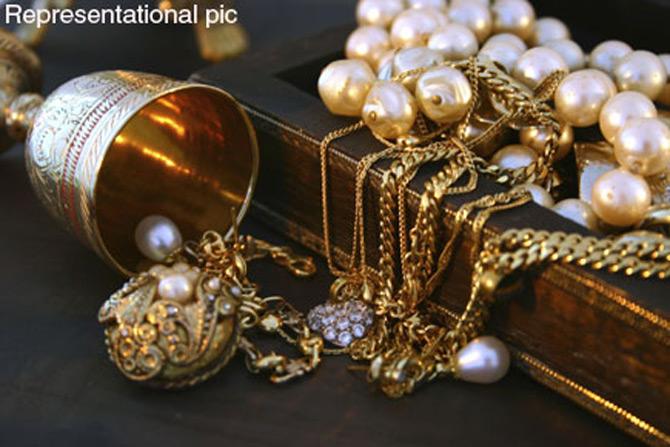 Sacked for being rude, maid steals Rs 1 lakh jewelry:
On October 22, 2011, a househelp was arrested by the police for stealing jewellery worth Rs 1 lakh. The woman's employment was discontinued due to her rude behaviour who then tried to avenge her sacking by robbing her employer’s ornaments. The accused identified as Prajakta Pawar had joined that job only two months ago. Her employer got fed up of her rude behaviour and her back-answers and hired another help. She then decided to exact revenge by stealing jewels. Pawar was booked and released on bail. The police also managed to recover all the stolen jewelry from the accused.