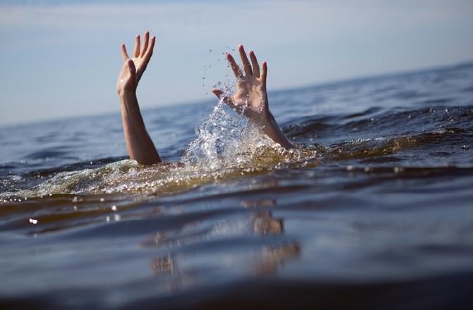 A 27-year-old man drowned at Gorai beach on Thursday evening during an outing with three of his friends. The deceased, identified as Sushil Dubey, was a shop owner. According to the cops, the group ventured towards the fishermen’s wharf after which two men stepped into the water during high tide. A large wave then pulled one of them in. His friend jumped in to rescue him but failed. A few fishermen spotted the two and rushed to their rescue.