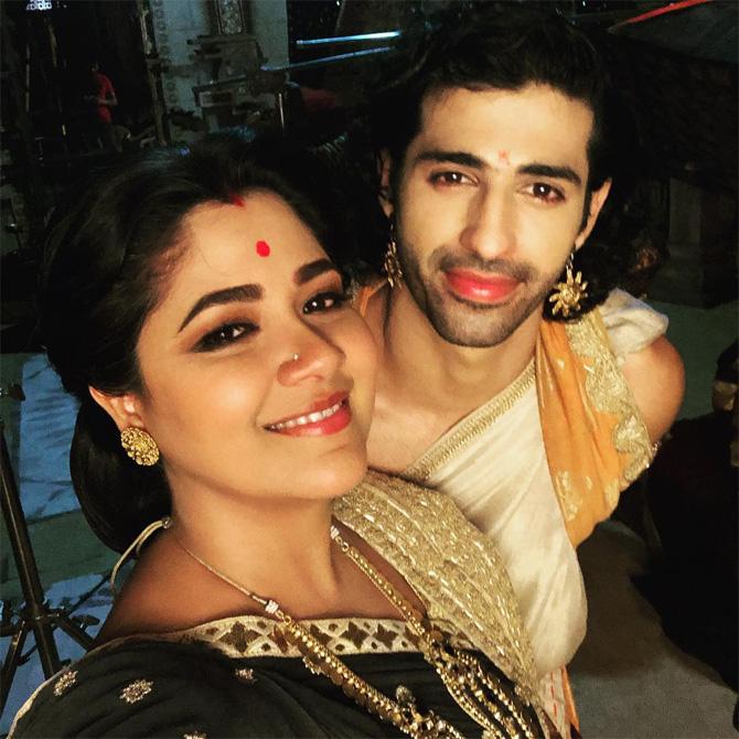 In 2018, Narayani Shastri was part of the mythological show Karn Sangini. She replaced actress Amita Khopkar to play Karn's mother Radha in the show. The show, however, ended in February 2019.
Pictured: Narayani Shastri with Aashim Gulati on the sets of Karn Sangini.