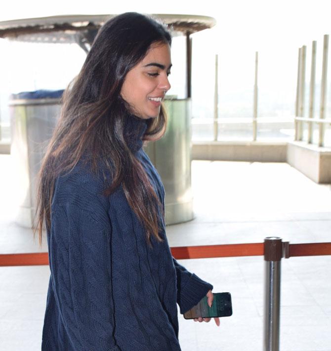 Isha Ambani, the daughter of Reliance Industries Chairman and Managing Director Mukesh Ambani and Nita Ambani was spotted with her husband Anand Piramal at the Mumbai airport. Isha Ambani sported a casual look as she wore a navy blue pullover with pants and shoes.