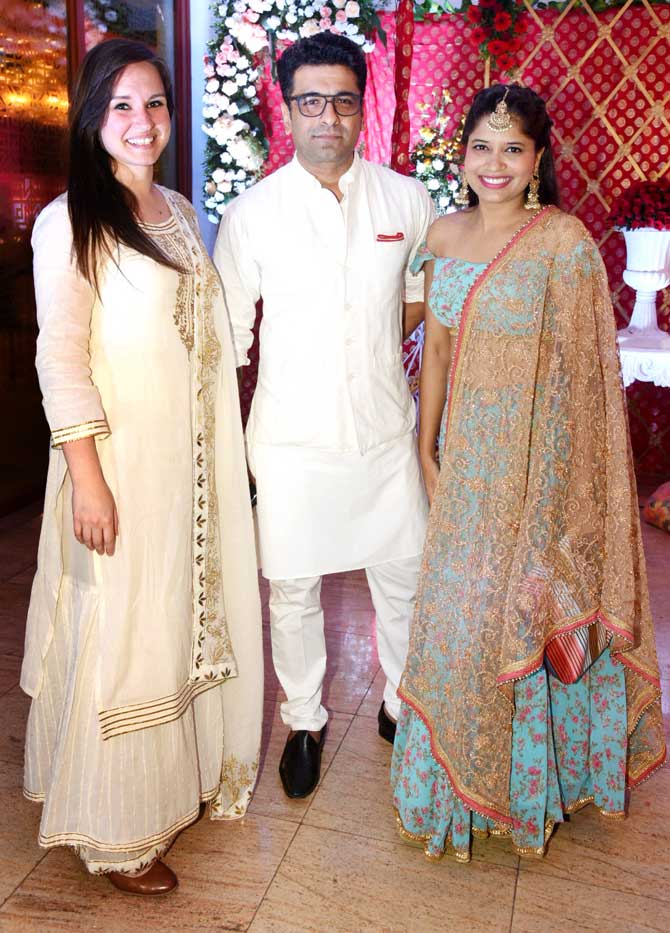 Ripci Bhatia wore a pink lehenga, while Ssharad Malhotra sported a white sherwani with a pink pagdhi. This ceremony was quite an intimate one and was attended by a very close family. 
In picture: Eijaz Khan posed with guests at Ssharad-Ripci's wedding ceremony held at a popular club in Andheri, Mumbai.