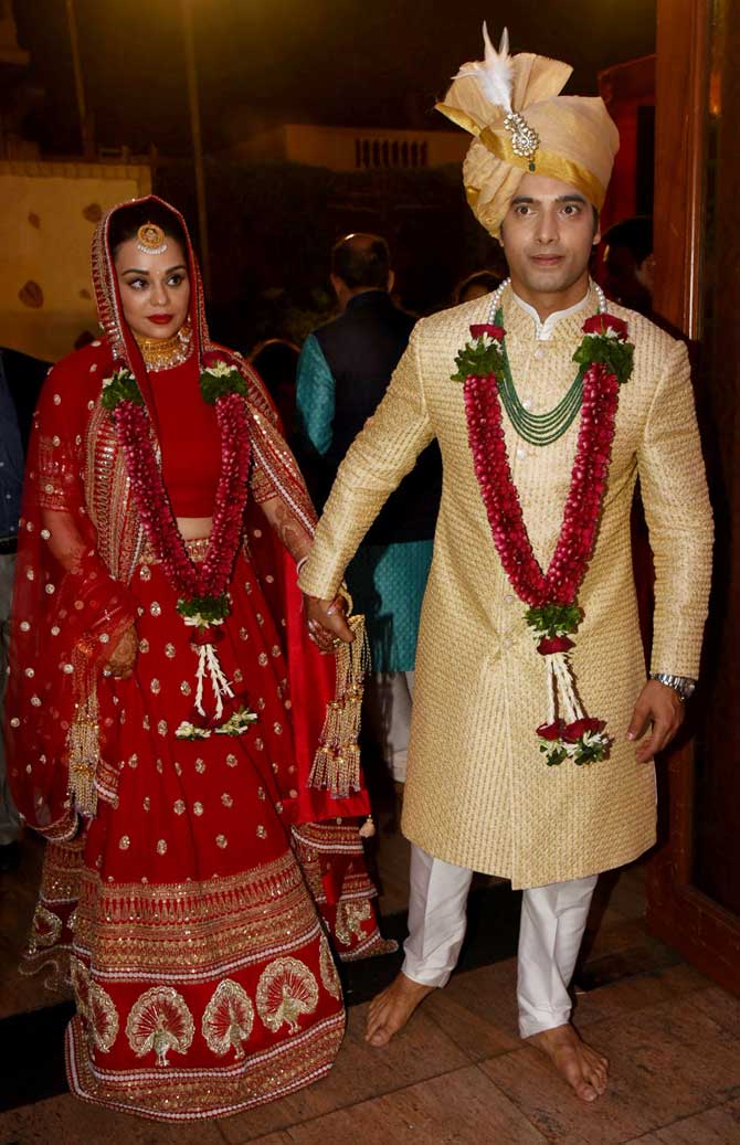 Ssharad Malhotra and Ripci Bhatia looked stunning at their Anand Karaj ceremony also that took place Saturday morning (20th April 2019) at the Four Bungalows Gurudwara. The couple twinned in pink for the ceremony.