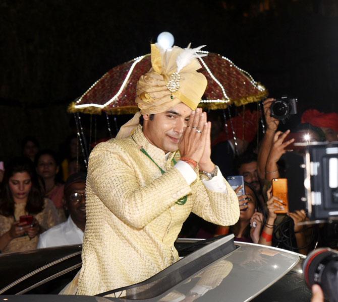 The two - Ssharad Malhotra and Ripci Bhatia looked beyond spectacular. While the bride opted for a red lehenga choli and Ssharad sporting a cream and gold sherwani in the evening wedding.
