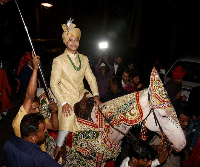 It is safe to say that actor Ssharad Malhotra's wedding (on 20th April 2019) to Delhi-based designer Ripci Bhatia was no simple affair. From Ssharad carrying his bride-to-be in his arms, to the varmala happening amid firecrackers, the wedding was quite filmy. All pictures/Yogen Shah
In picture: Ssharad Malhotra's wedding procession arrives at the venue in Andheri.